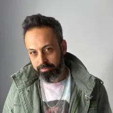 Poslechněte si interpreta Shay Elia, sledujte hudební videa, přečtěte si životopis, podívejte se na data turné a další informace.