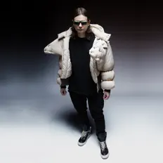 Poslechněte si interpreta LIL VAN, sledujte hudební videa, přečtěte si životopis, podívejte se na data turné a další informace.