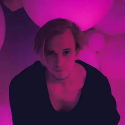Poslechněte si interpreta r.mirror, sledujte hudební videa, přečtěte si životopis, podívejte se na data turné a další informace.