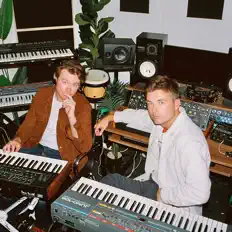 Ouça Juno Disco, assista a videoclipes, leia a biografia, veja as datas das turnês e mais!