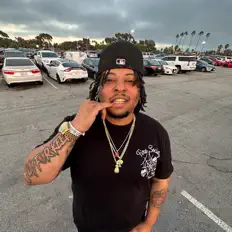 Ouça Staykillin, assista a videoclipes, leia a biografia, veja as datas das turnês e mais!