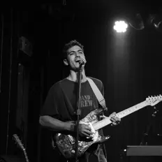 聆聽 Simkey、觀看音樂影片、閱讀小傳、查看巡演日期等！