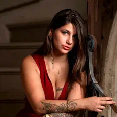 Poslechněte si interpreta Hikari, sledujte hudební videa, přečtěte si životopis, podívejte se na data turné a další informace.