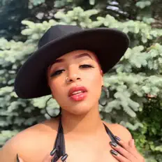 JUICE <3 सुनें, म्यूज़िक वीडियो देखें, बायो पढ़ें, दौरे की तारीखें और बहुत कुछ देखें!