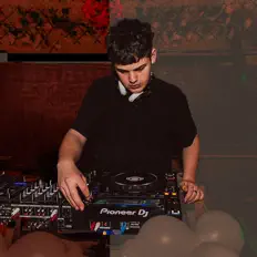 Dengarkan Chase Perry, tonton video musik, baca bio, lihat tanggal tur & lainnya!