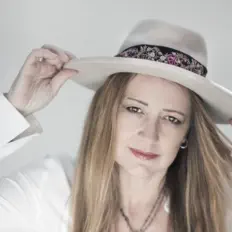 Escucha a Andrea England, mira videos musicales, lee su biografía, consulta las fechas de las gira y más.