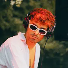 聆聽 Hawkeys、觀看音樂影片、閱讀小傳、查看巡演日期等！