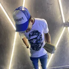 Dengarkan Crazy James, tonton video musik, baca bio, lihat tanggal tur & lainnya!