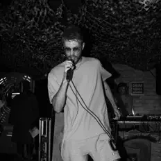 Posłuchaj wykonawcy Reags, obejrzyj teledyski, przeczytaj biografię, zobacz daty tras koncertowych i nie tylko!