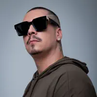 Poslechněte si interpreta undefined, sledujte hudební videa, přečtěte si životopis, podívejte se na data turné a další informace.