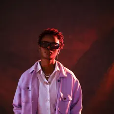 Devinogeeを聴いたり、ミュージックビデオを鑑賞したり、経歴やツアー日程などを確認したりしましょう！