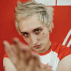 Dengarkan Tate Logan, tonton video musik, baca bio, lihat tanggal tur & lainnya!