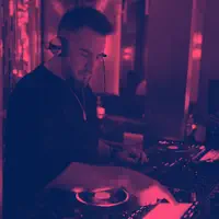 Poslechněte si interpreta undefined, sledujte hudební videa, přečtěte si životopis, podívejte se na data turné a další informace.