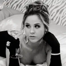 聆聽 Cassandra、觀看音樂影片、閱讀小傳、查看巡演日期等！
