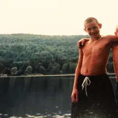 Hör dir TBN an, schau dir Musikvideos an, lies die Biografie, finde Tourdaten und mehr!