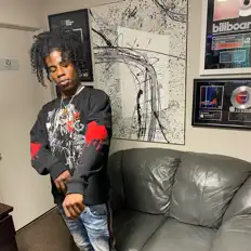 B3を聴いたり、ミュージックビデオを鑑賞したり、経歴やツアー日程などを確認したりしましょう！