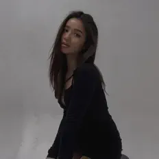 Manee सुनें, म्यूज़िक वीडियो देखें, बायो पढ़ें, दौरे की तारीखें और बहुत कुछ देखें!