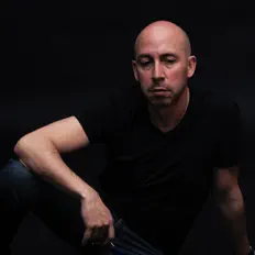 Posłuchaj wykonawcy J.C. Correa, obejrzyj teledyski, przeczytaj biografię, zobacz daty tras koncertowych i nie tylko!