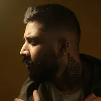 Écoutez undefined, regardez des vidéoclips, lisez la biographie, consultez les dates de tournée et plus encore !