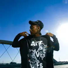 聆聽 D310R、觀看音樂影片、閱讀小傳、查看巡演日期等！