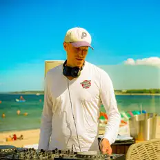 Niko De Vries: песни, клипы, биография, даты выступлений и многое другое.