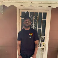 Hör dir TrenchMoney Big Hunnid an, schau dir Musikvideos an, lies die Biografie, finde Tourdaten und mehr!