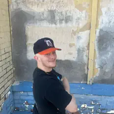 聆聽 Evening、觀看音樂影片、閱讀小傳、查看巡演日期等！