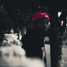 聆聽 QChino、觀看音樂影片、閱讀小傳、查看巡演日期等！