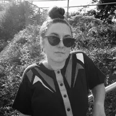 Abbi Ellisを聴いたり、ミュージックビデオを鑑賞したり、経歴やツアー日程などを確認したりしましょう！