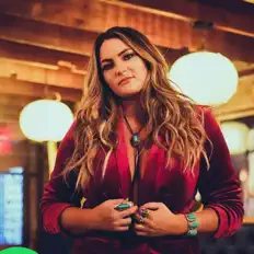 Julianna Rankin सुनें, म्यूज़िक वीडियो देखें, बायो पढ़ें, दौरे की तारीखें और बहुत कुछ देखें!