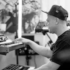 Poslechněte si interpreta Eric Diamond, sledujte hudební videa, přečtěte si životopis, podívejte se na data turné a další informace.