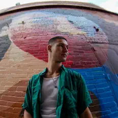 Poslechněte si interpreta Tavi, sledujte hudební videa, přečtěte si životopis, podívejte se na data turné a další informace.