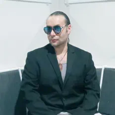 Diamond Duxを聴いたり、ミュージックビデオを鑑賞したり、経歴やツアー日程などを確認したりしましょう！