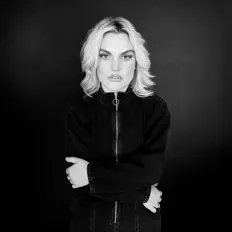 Dengarkan Sonni Mills, tonton video musik, baca bio, lihat tanggal tur & lainnya!