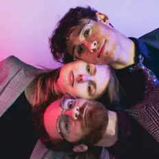 聆聽 LVRS、觀看音樂影片、閱讀小傳、查看巡演日期等！