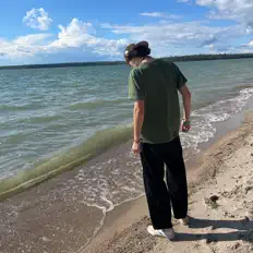 WhoisCaiを聴いたり、ミュージックビデオを鑑賞したり、経歴やツアー日程などを確認したりしましょう！