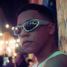 Poslechněte si interpreta Teban, sledujte hudební videa, přečtěte si životopis, podívejte se na data turné a další informace.