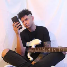 收听 GRVYRDS、观看音乐视频、阅读小传、查看巡演日期等 ！