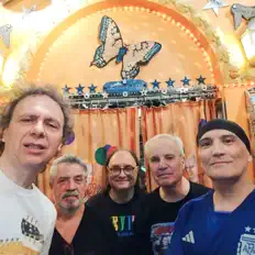 Listen to Los Náufragos, watch music videos, read bio, see tour dates & more!