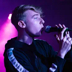 RONANを聴いたり、ミュージックビデオを鑑賞したり、経歴やツアー日程などを確認したりしましょう！