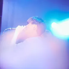收听 the chef cooks me、观看音乐视频、阅读小传、查看巡演日期等 ！