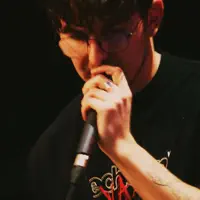 Écoutez undefined, regardez des vidéoclips, lisez la biographie, consultez les dates de tournée et plus encore !
