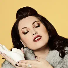 Escucha a Denielle Bassels, mira vídeos musicales, lee la biografía, consulta fechas de giras y mucho más.