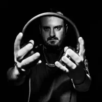 Ouve undefined, vê vídeos de música, lê a biografia, vê as datas da digressão e muito mais!