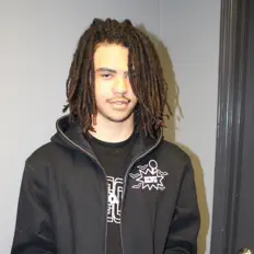 收听 Ixzi、观看音乐视频、阅读小传、查看巡演日期等 ！