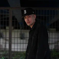 B6lueを聴いたり、ミュージックビデオを鑑賞したり、経歴やツアー日程などを確認したりしましょう！