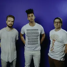 聆聽 No Alarms、觀看音樂影片、閱讀小傳、查看巡演日期等！