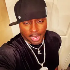 Kwestを聴いたり、ミュージックビデオを鑑賞したり、経歴やツアー日程などを確認したりしましょう！