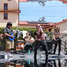 Hör dir Velvet Elvis an, schau dir Musikvideos an, lies die Biografie, finde Tourdaten und mehr!