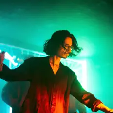 聆聽 Trudge、觀看音樂影片、閱讀小傳、查看巡演日期等！